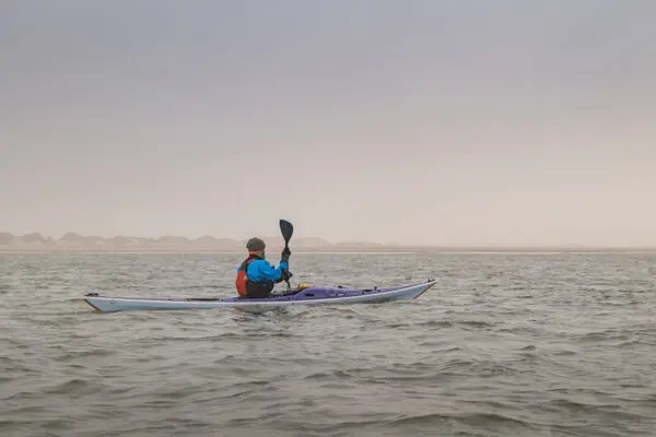 Seekajakfahrer von der Seite auf ruhiger Nordsee
