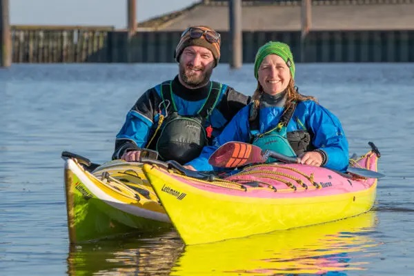 Zwei Seekajakfahrer im Stand von vorne.