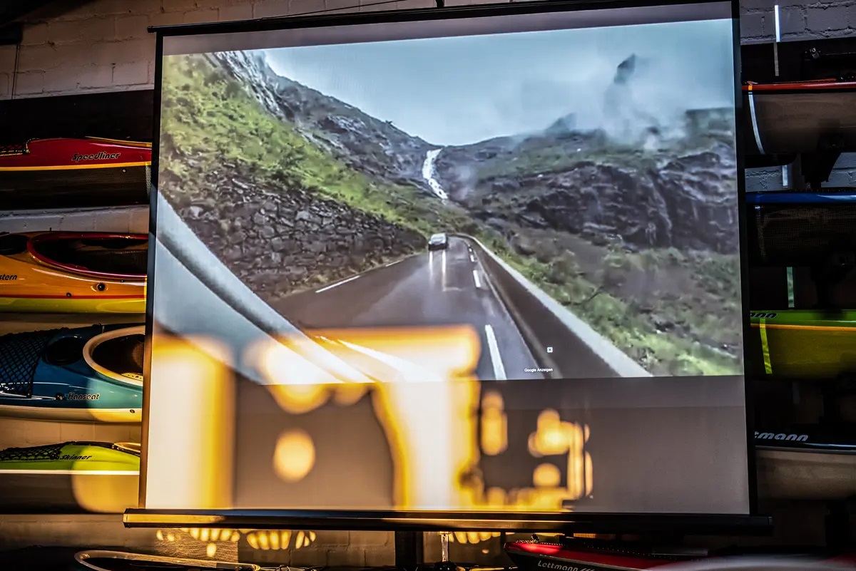 Blick auf eine Leinwand mit Projektion einer Straße